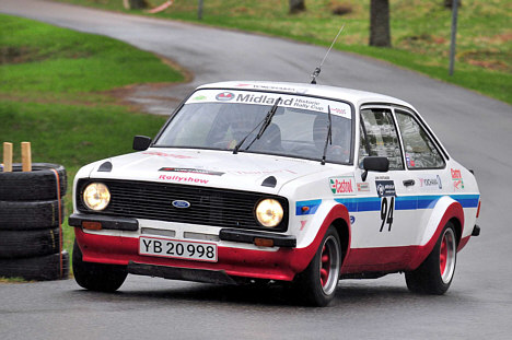 Med tungen lige i munden på de regnglatte skånske veje balancerede John Kristiansen sin historiske Ford Escort 1600 i mål til en klassesejr i Lille Mats Rallysprint.